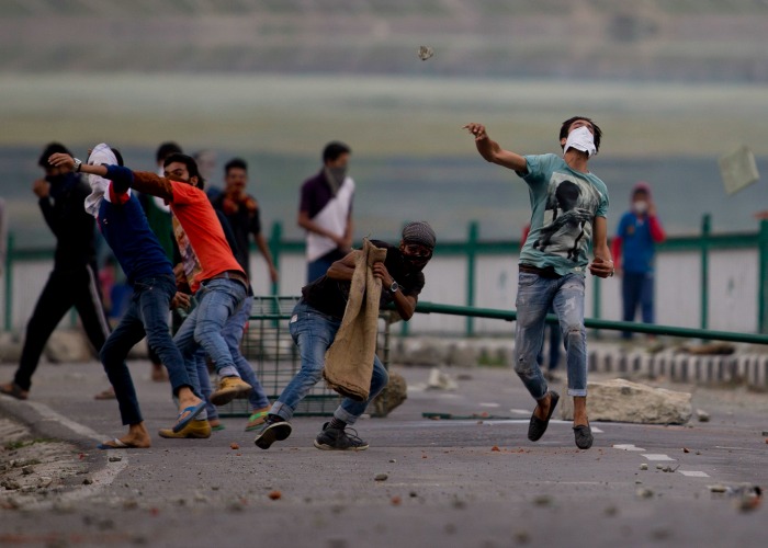 Mehbooba, Omar Abdullah visit 1931 Martyrs' graveyard, CM appeals for peace